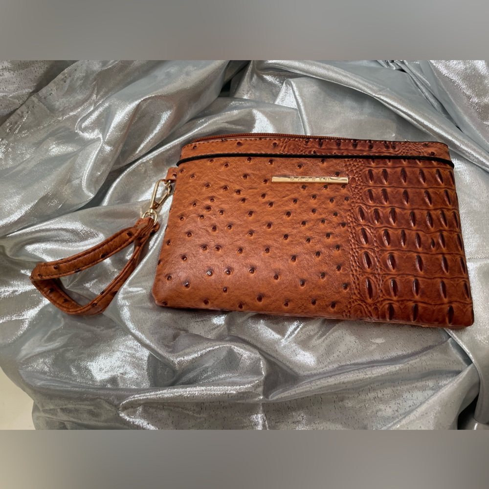 Brown Wristlet 👜 Nice Size NWOT